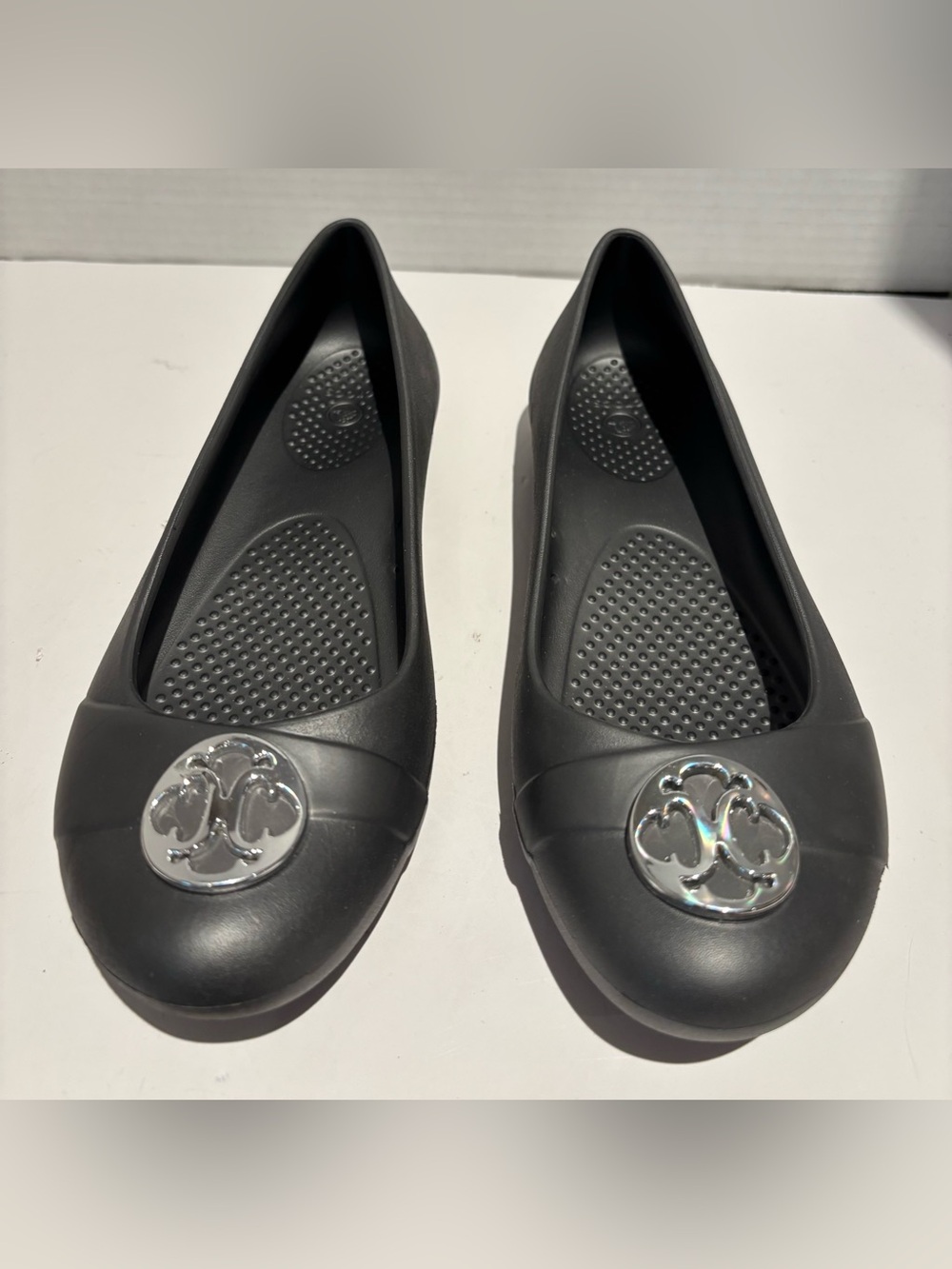 CROCS Gianna Black with Silver Medallion Slip-on Ballet Flats Womens Sz 7